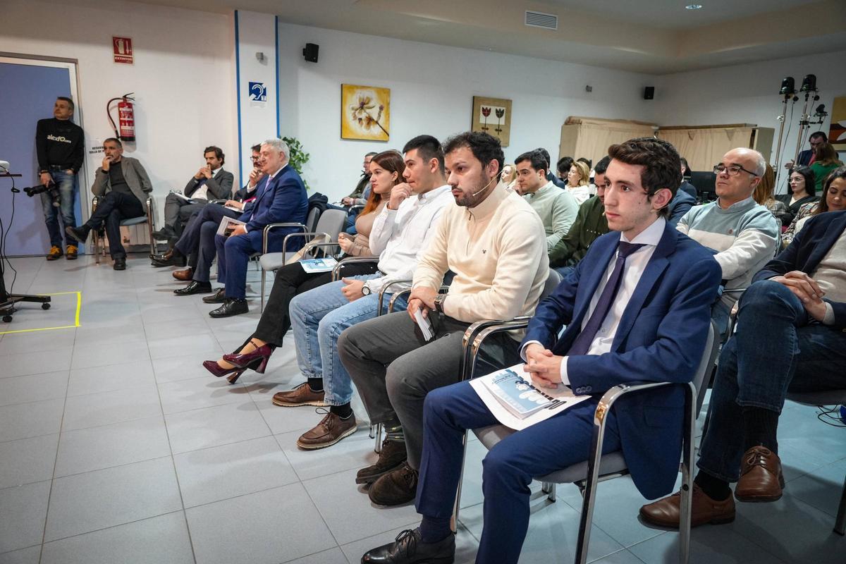 Autoridades y ganadores durante el acto.