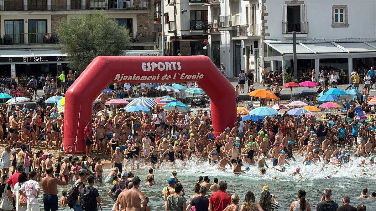 Impressionant imatge de nedadors durant la sortida.