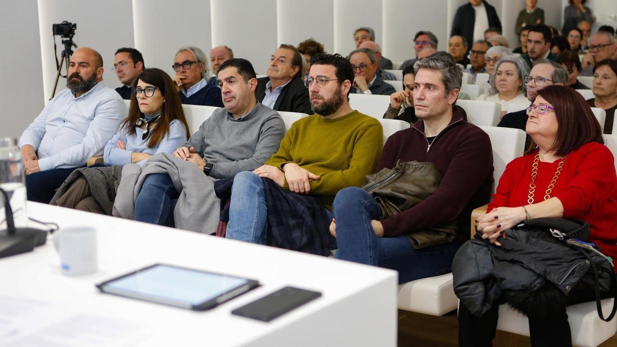 Al debate acudieron representantes municipales y del empresariado, entre ellos el alcalde y la presidenta de la Cámara de Comercio