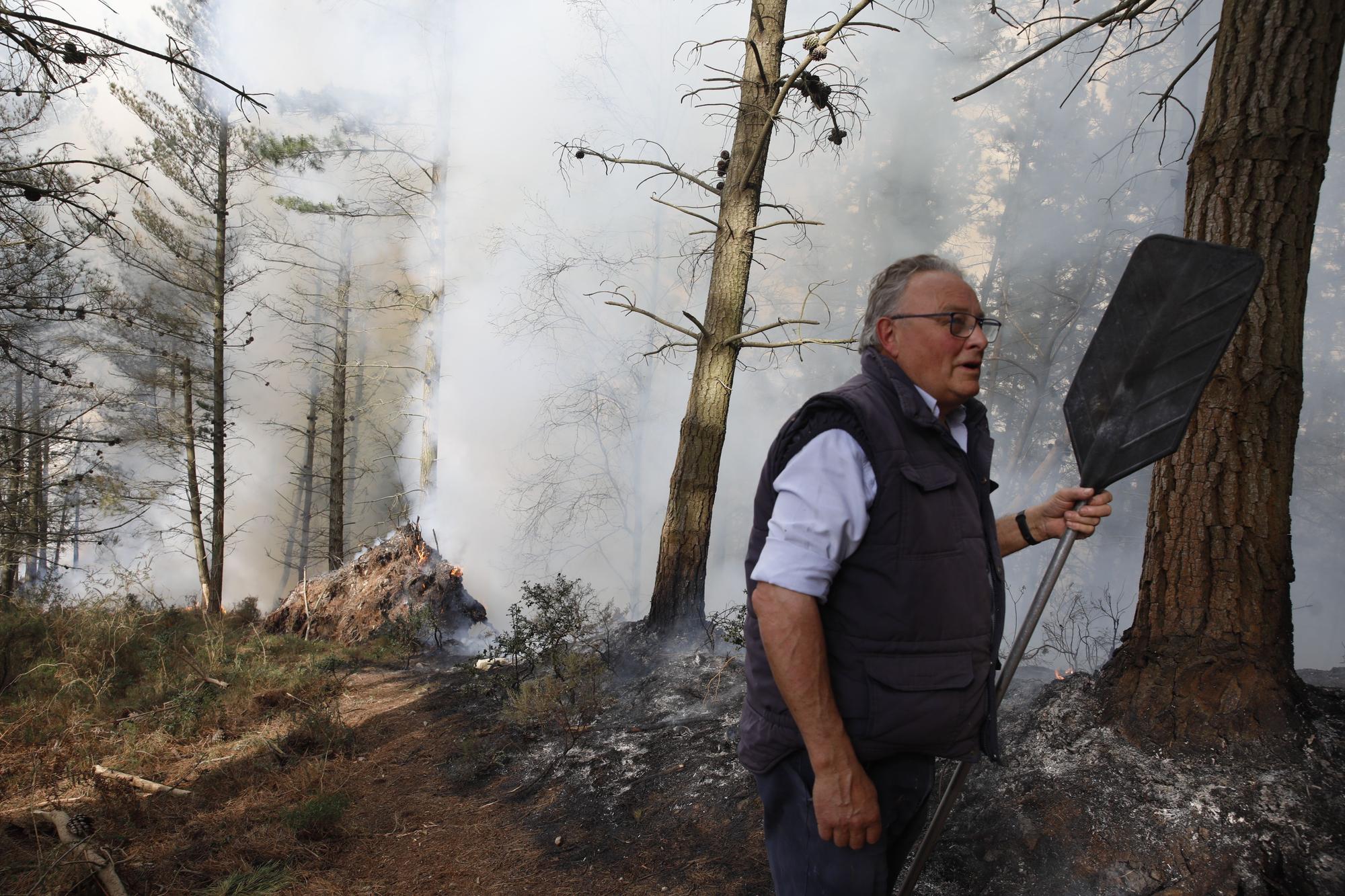 La lucha contra el fuego en el incendio entre Nava y Piloña