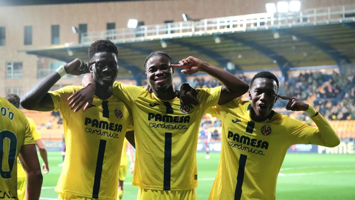 Alassane Diatta, Jean Ives y Cheikh Thiam celebran el gol marcador por el primero de ellos.