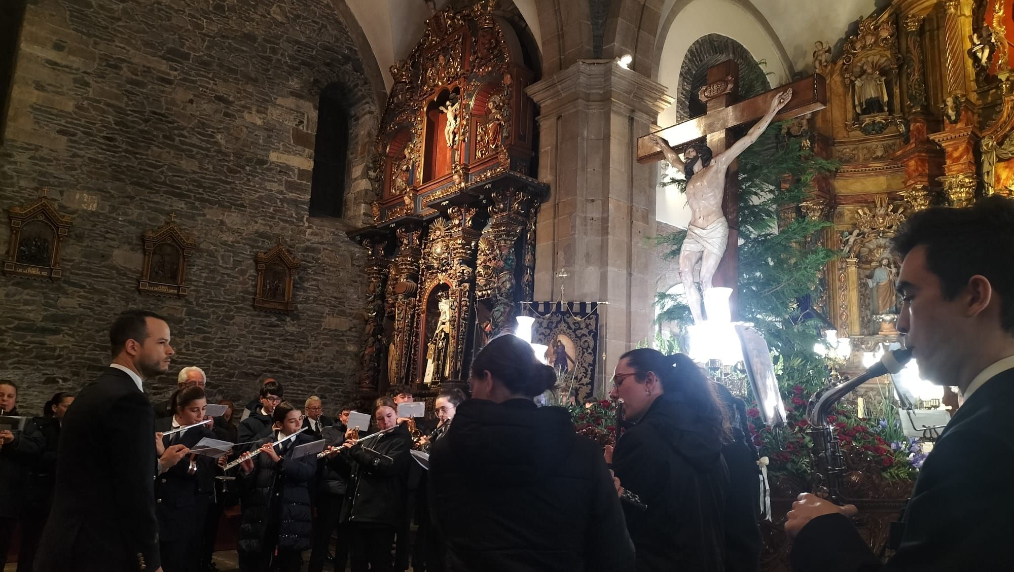 En imágenes: Luarca suspende la procesión del Cristo del Perdón, al que homenajea con la música de La Lira