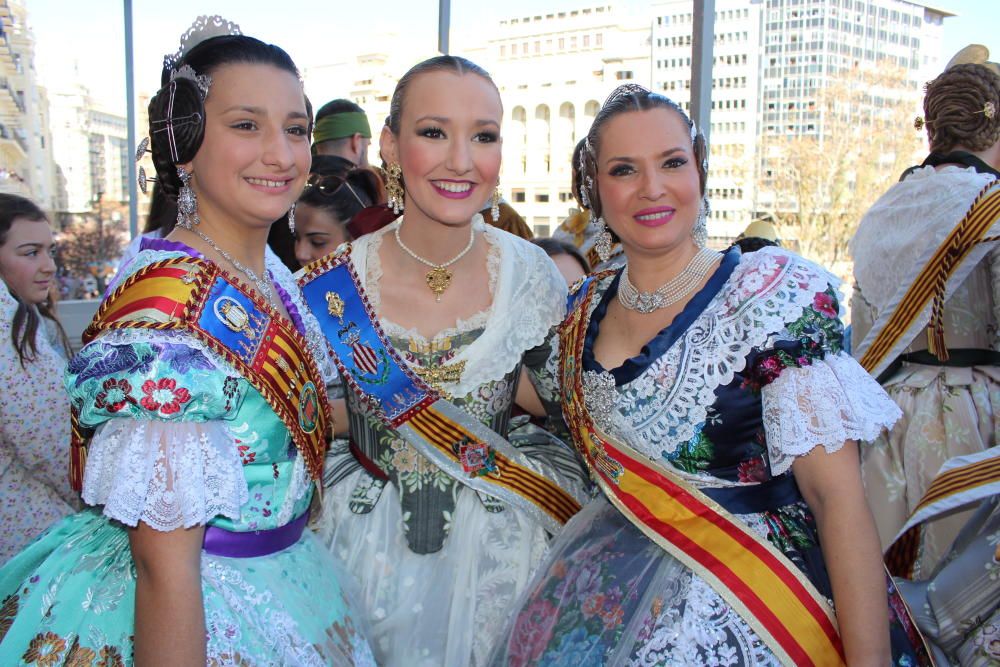 Neus Lozoya, con las falleras mayores de Alfafar, villa con la que la joven de Xirivella también tiene vinculación.