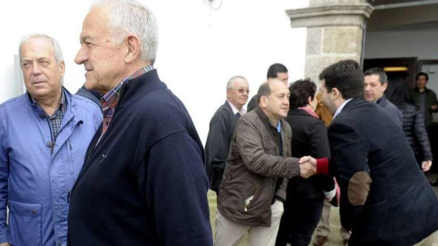 Méndez Romeu, de perfil ,y a sus espaldas se saludan Leiceaga y Gonzalo Caballero. // V. Echave