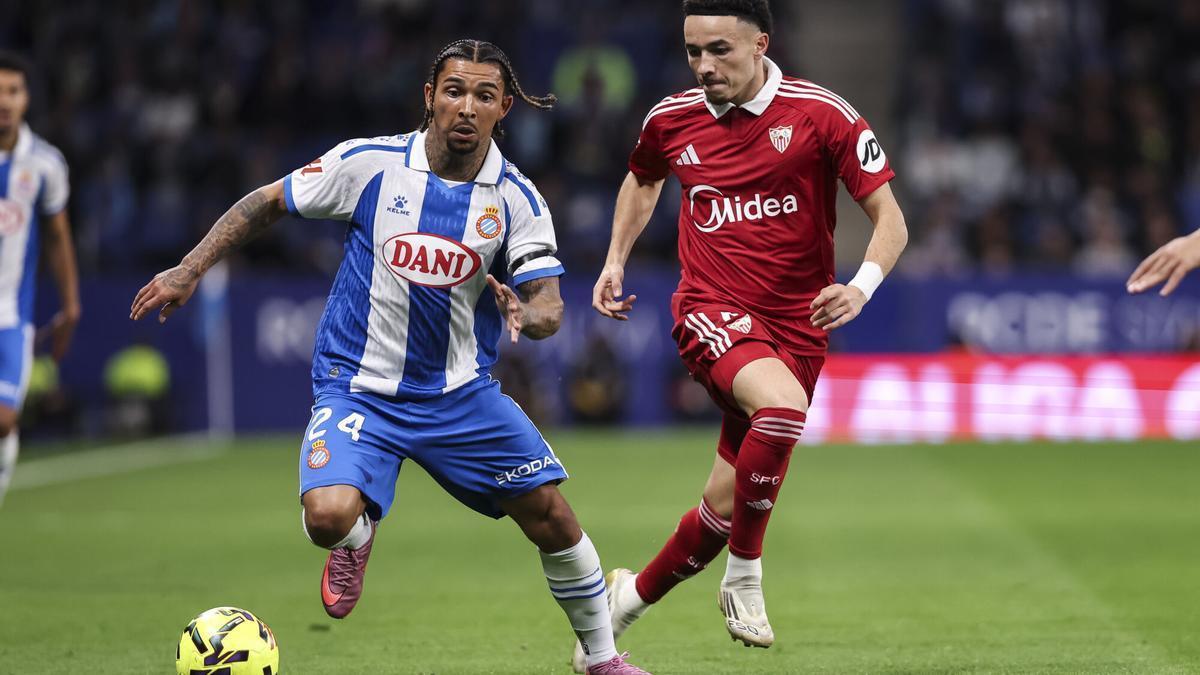 Tyrhys Dolan, del RCD Espanyol, y Rubén Vargas, del Sevilla FC, en acción durante el partido de fútbol de la liga española, La Liga EA Sports, disputado entre el RCD Espanyol y el Sevilla FC en el estadio RCDE.