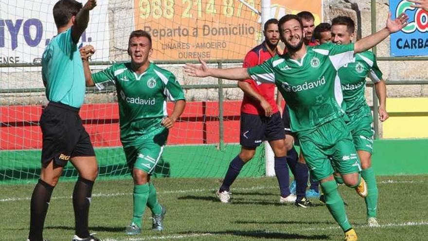 Rubén Arce celebra el primero de los goles. // I. Osorio