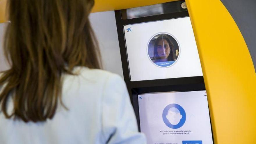CaixaBank pone en marcha los primeros cajeros con reconocimiento facial en Aragón