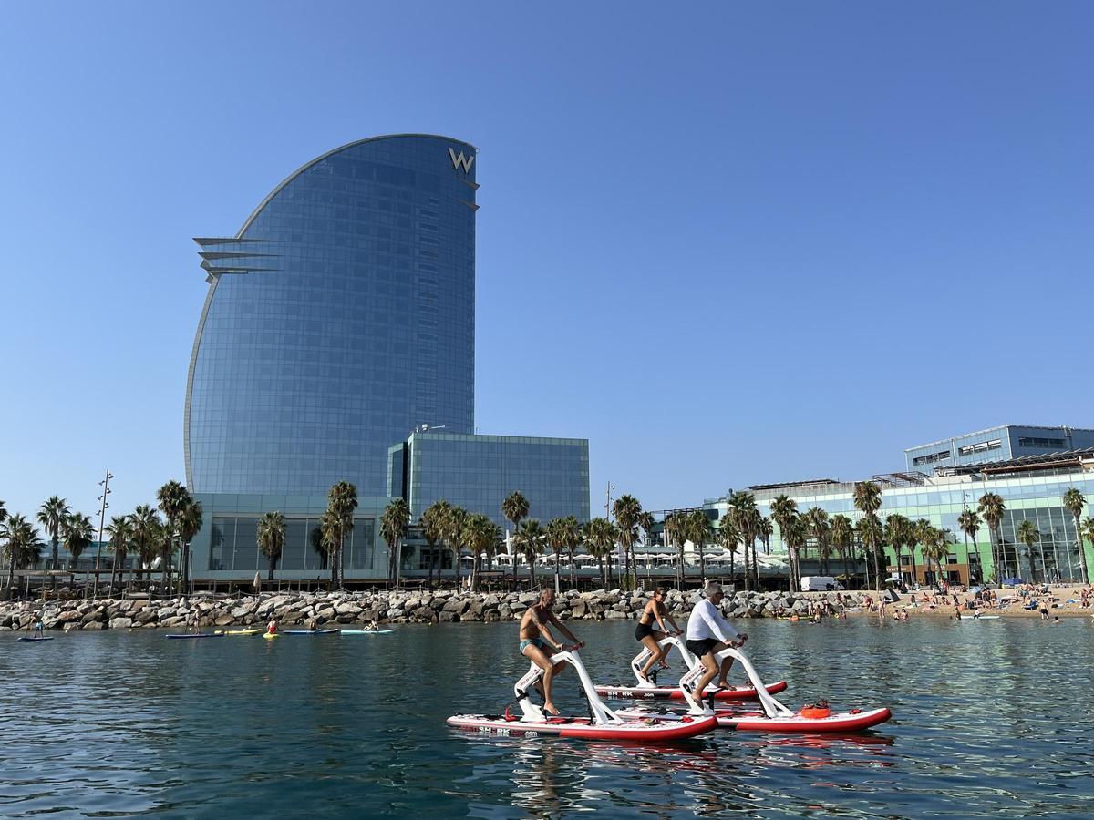 Bikesurf, las nuevas bicis acuáticas  surfean en la playa de la Barceloneta