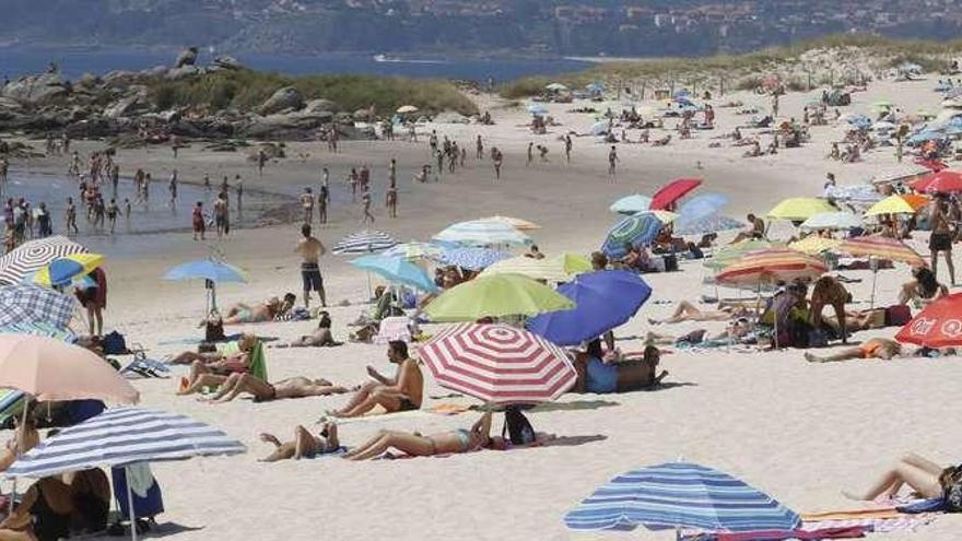 Bañistas disfrutando del sol y las altas temperaturas de las últimas semanas en la playa de Samil. // A. Villar