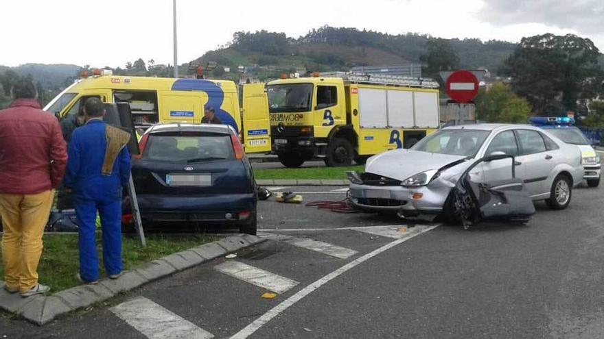 Tres heridos en un choque en la rotonda de Peñaullán (Pravia)