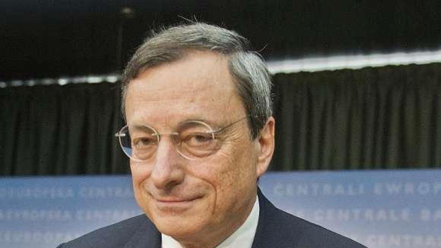 Mario Draghi, en su intervención de ayer. / boris roessler