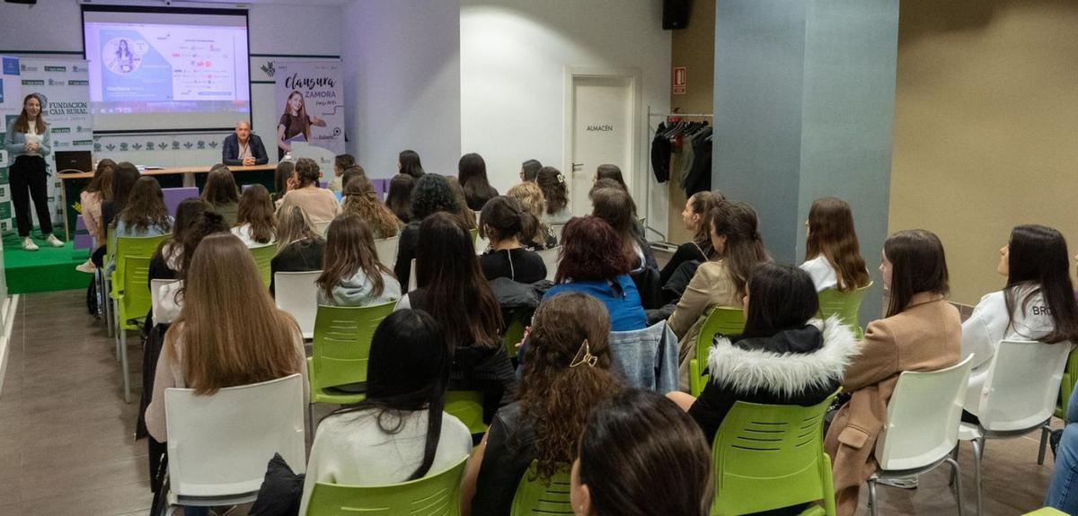 Momento de la presentación de la charla de clausura en el centro social de Caja Rural. | Jose Luis Fernández