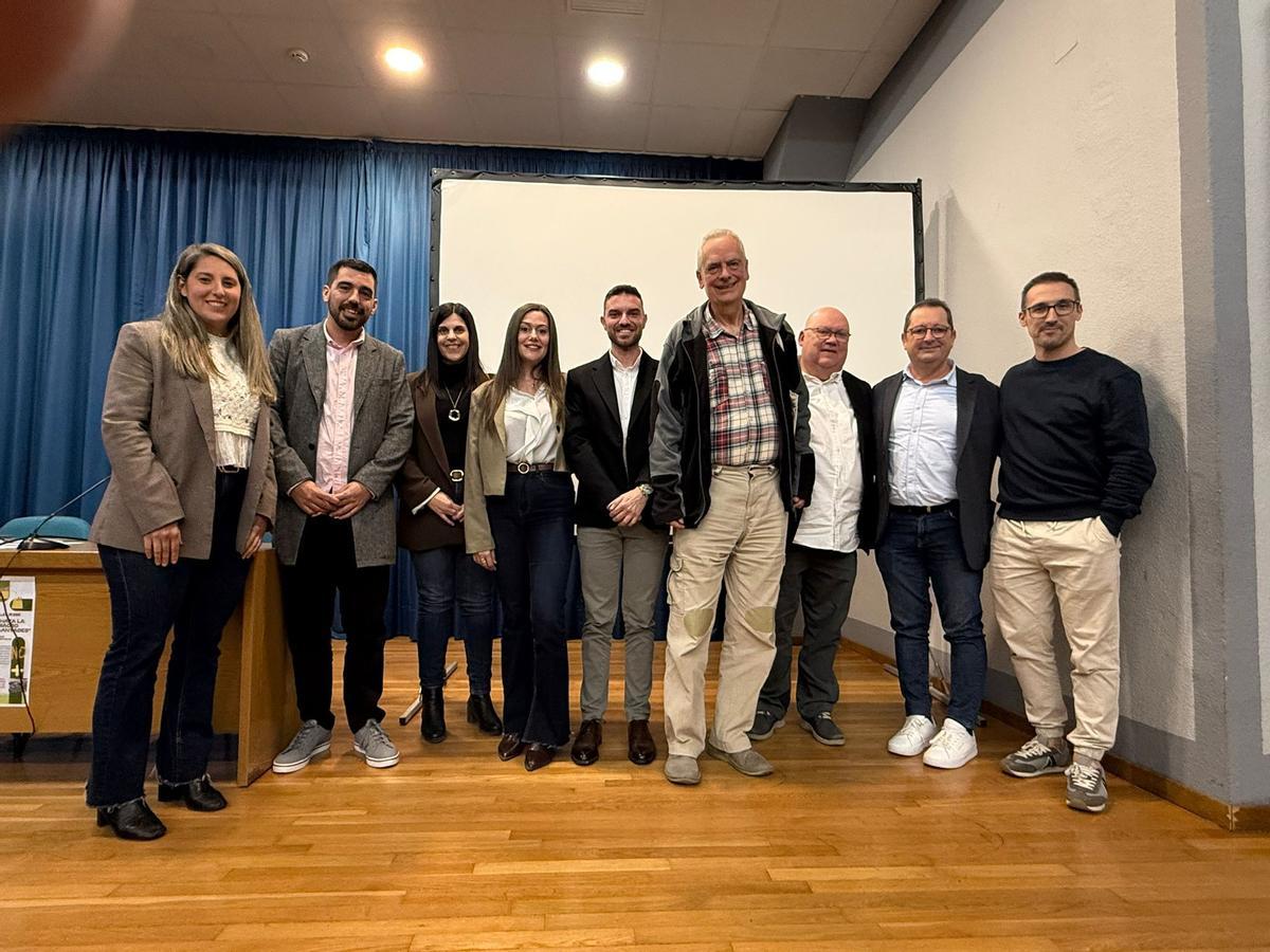 Los concejales del PSOE, Compomís, Per El Campello y EU-Podem, con Carlos Arribas y el alcalde de Aigües