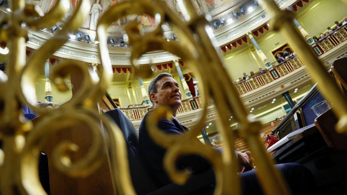 Sánchez anuncia impuestos a las grandes energéticas y bancos.