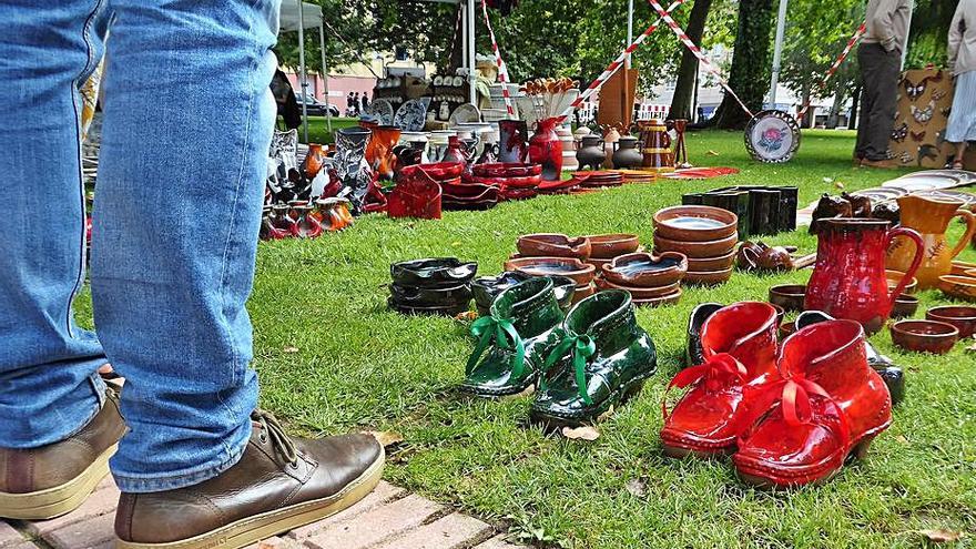 Visitantes a la feria, ayer en Santa Cruz. |   // M.V.