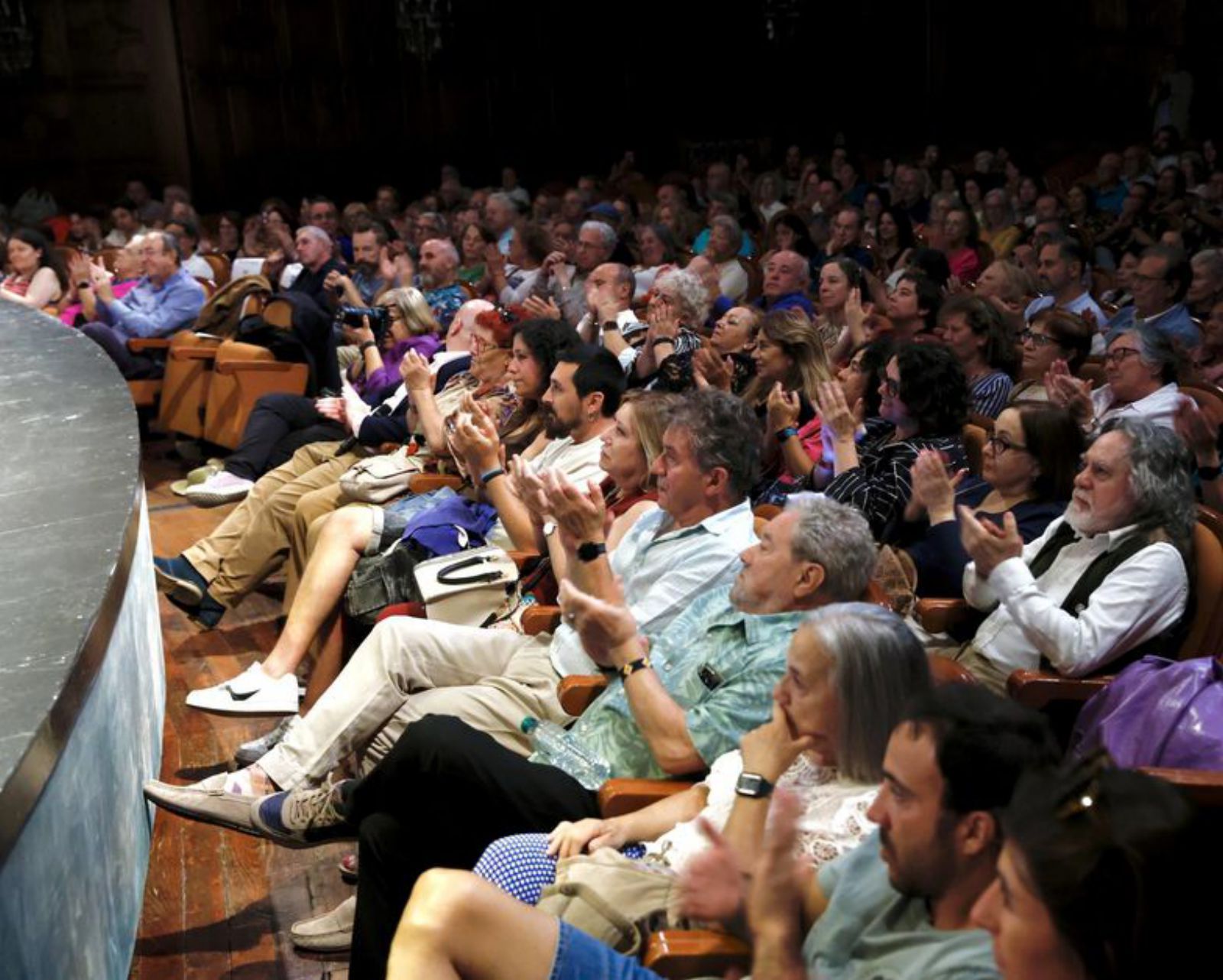 Ester irradia magnetismo en la penumbraLa intensidad de su mirada atrae
