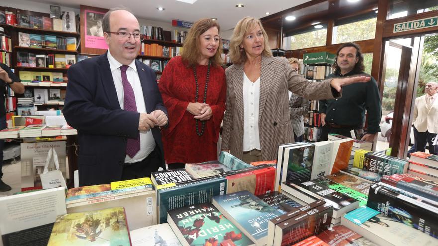 Miquel Iceta en Llibres Colom con motivo del Día de las Librerías