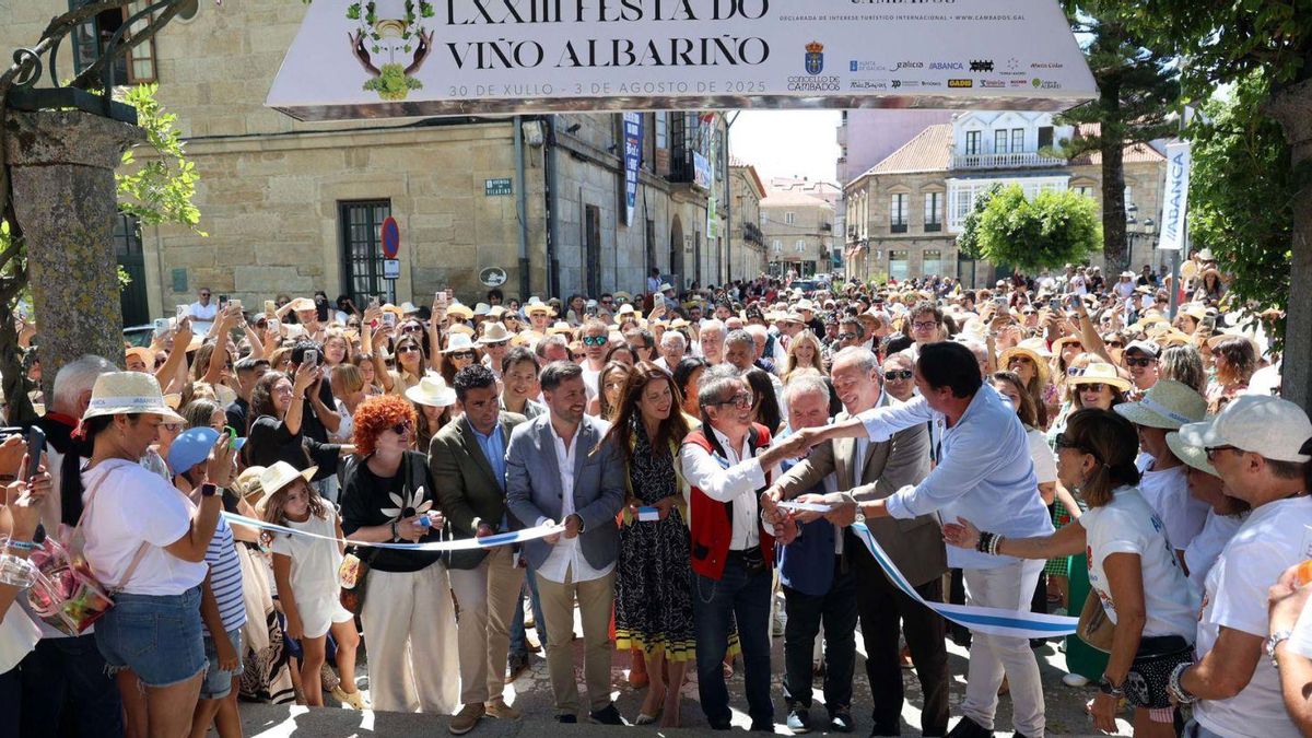 La comitiva de autoridades en el corte de la cita inaugural de la celebración cambadesa.