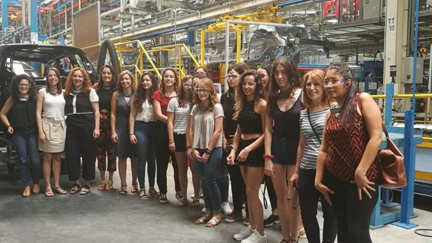 Ford celebra el día de la mujer ingeniera invitando a alumnas de la UPV a su planta