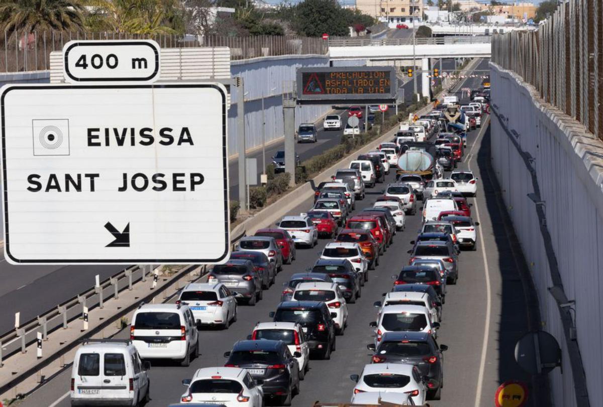 Un atasco en la autovía entre Eivissa y el aeropuerto. | V.M.