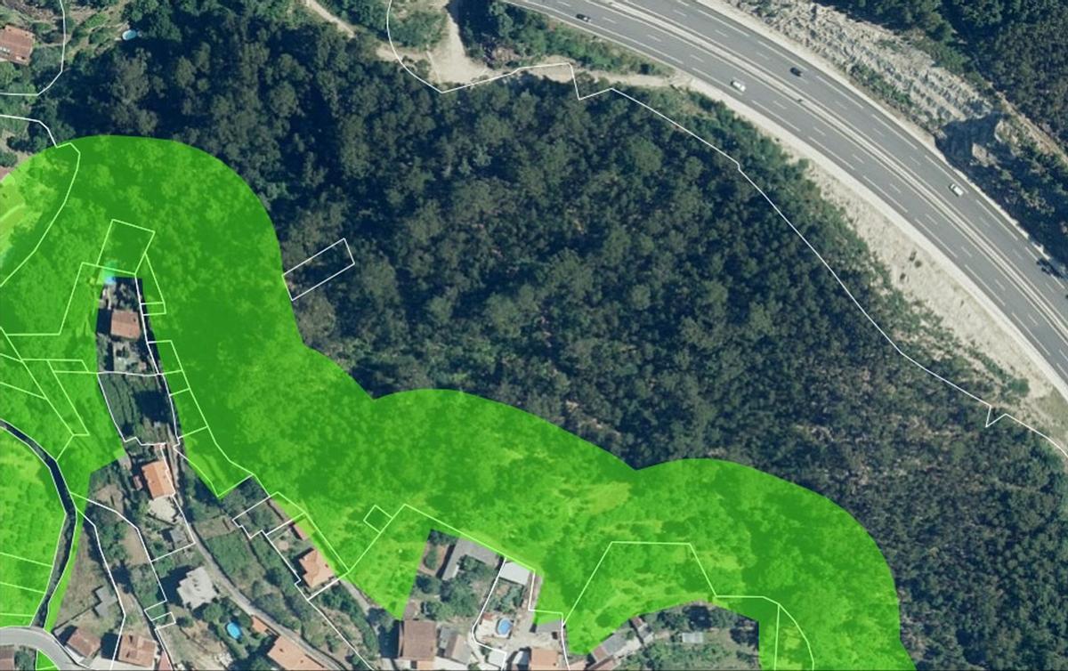 La franja que limpiará la administración (en verde) se enmarca en un monte de 64.580 metros cuadrados cerca de la autovía.