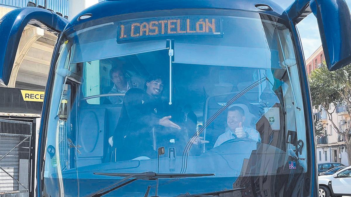 La expedición del Castellón subida en el bus camino de Sabadell ayer sábado.