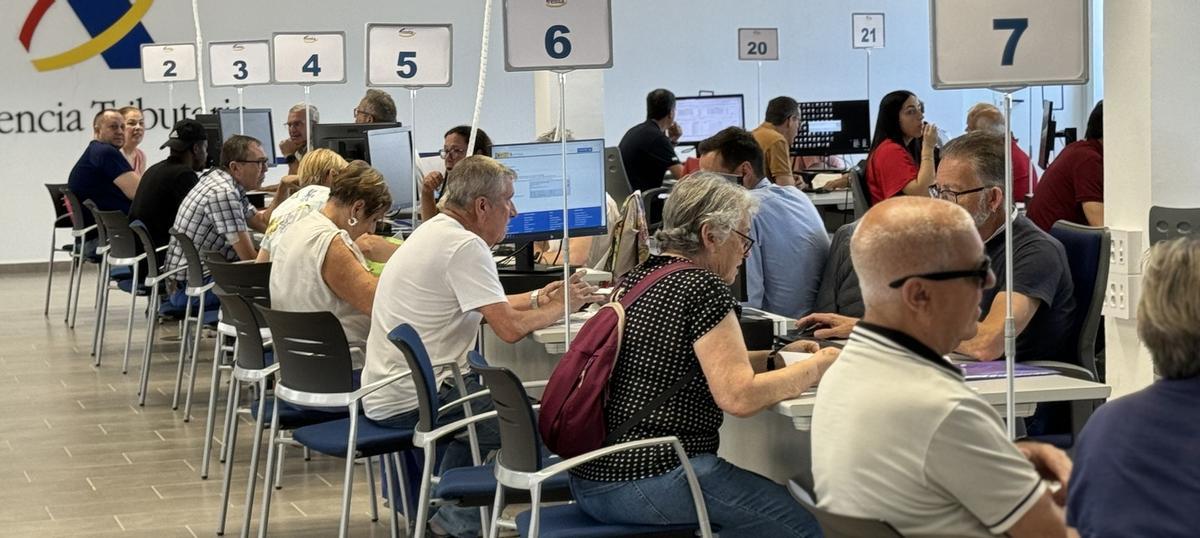 Contribuyentes realizan la declaración de la renta.