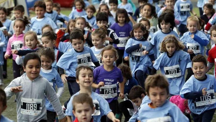 Decenas de jovencísimos deportistas participan en una carrera organizada en Vigo por el Celta. // Ricardo Grobas