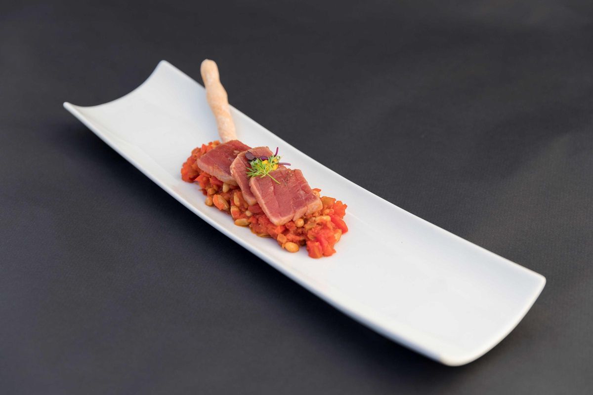 Los pescados frescos, el marisco, las frutas, las verduras y las hortalizas son la materia prima de muchas y deliciosas recetas tradicionales.