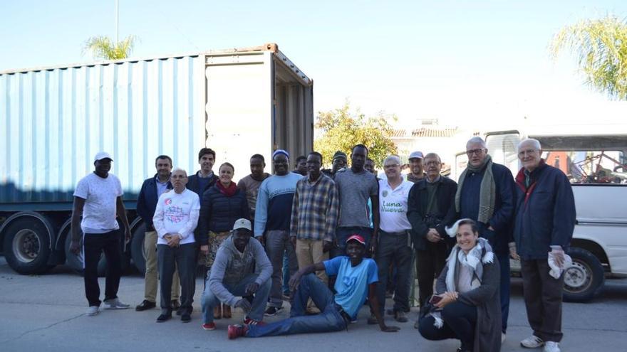 Varios concejales han asistido a la operación de carga del contenedor con material de ayuda camino de Senegal.