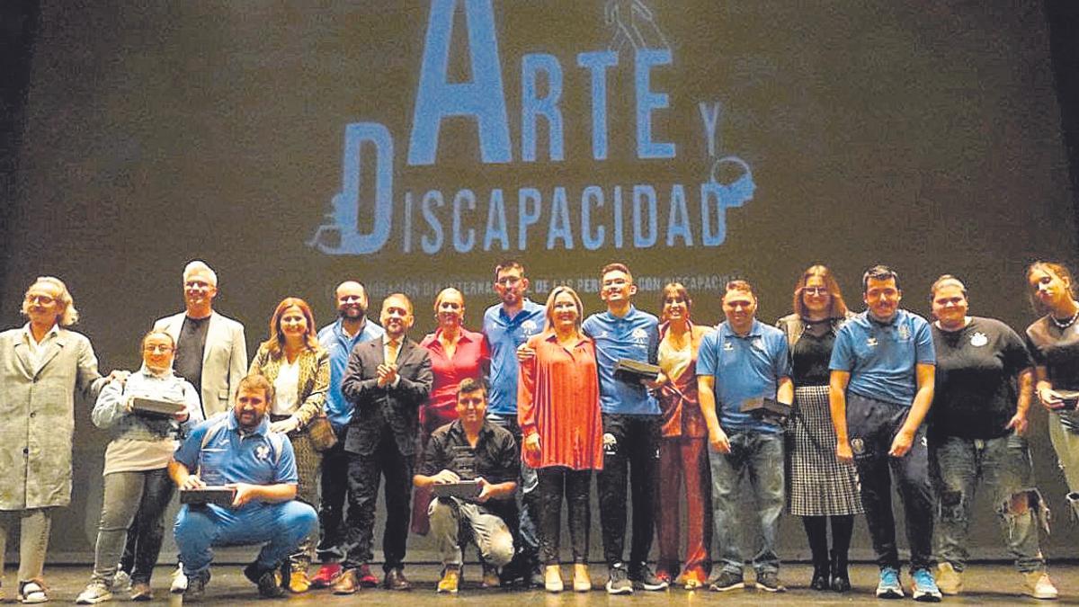 Fotografía de familia de los participantes en el torneo inclusivo junto a diferentes autoridades.