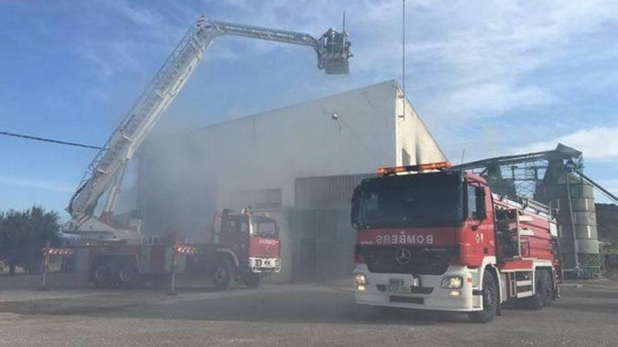 Un incendio quema 12.000 kg de almendras en les Coves de Vinromà