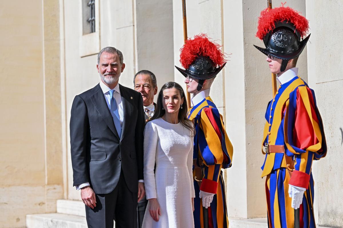 Felipe VI y la reina Letizia llegan al Vaticano para su audiencia con León XIV.