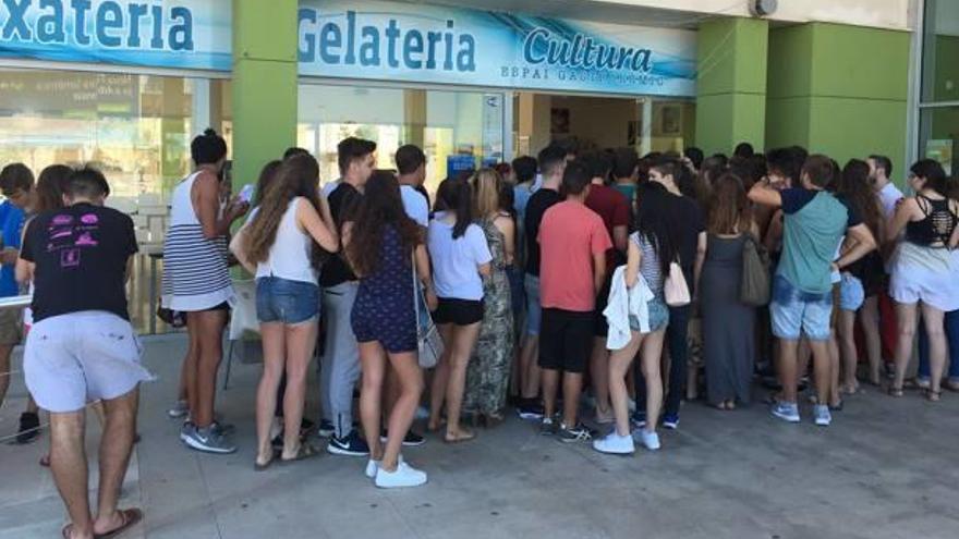 Jóvenes hacen cola para conseguir un abono al festival.