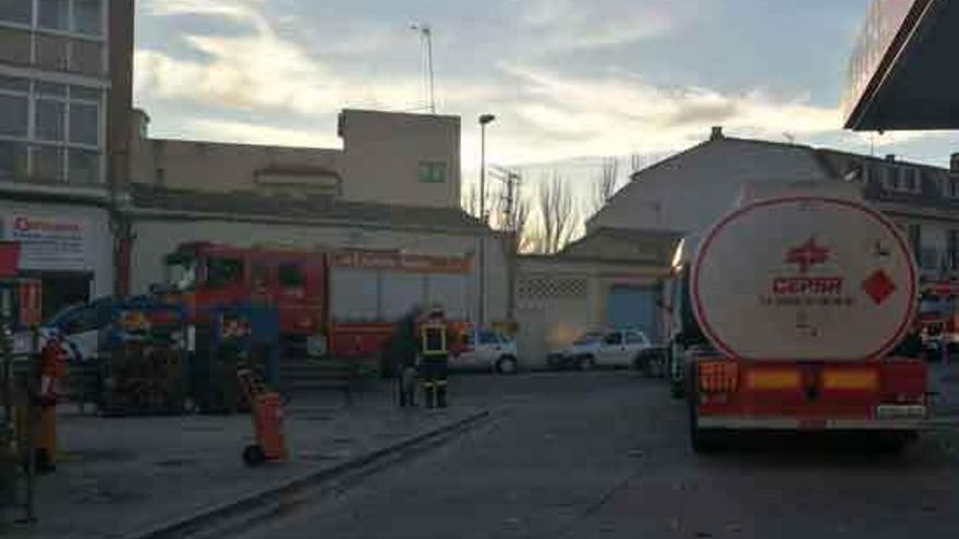 Un accidente de tráfico con un camión de gasoil obliga a intervenir a los bomberos