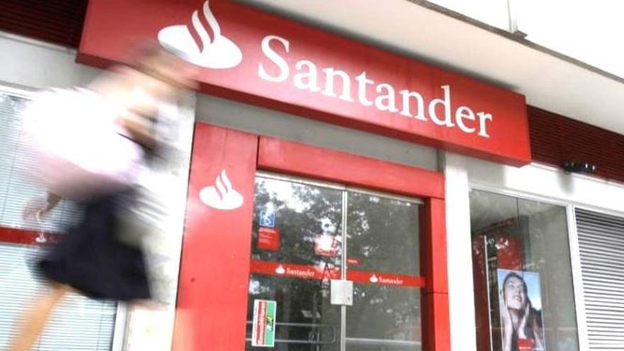 El Banco Santander despedirá a 301 empleados en la Región y Valencia