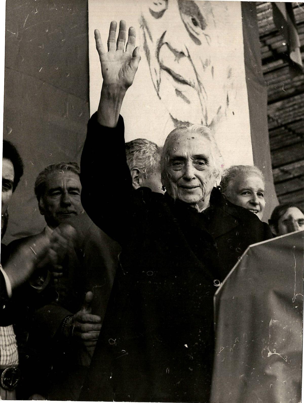 Dolores Ibárruri, en el mitin que protagonizó en 1977 en el estadio Suárez Puerta, en Avilés.