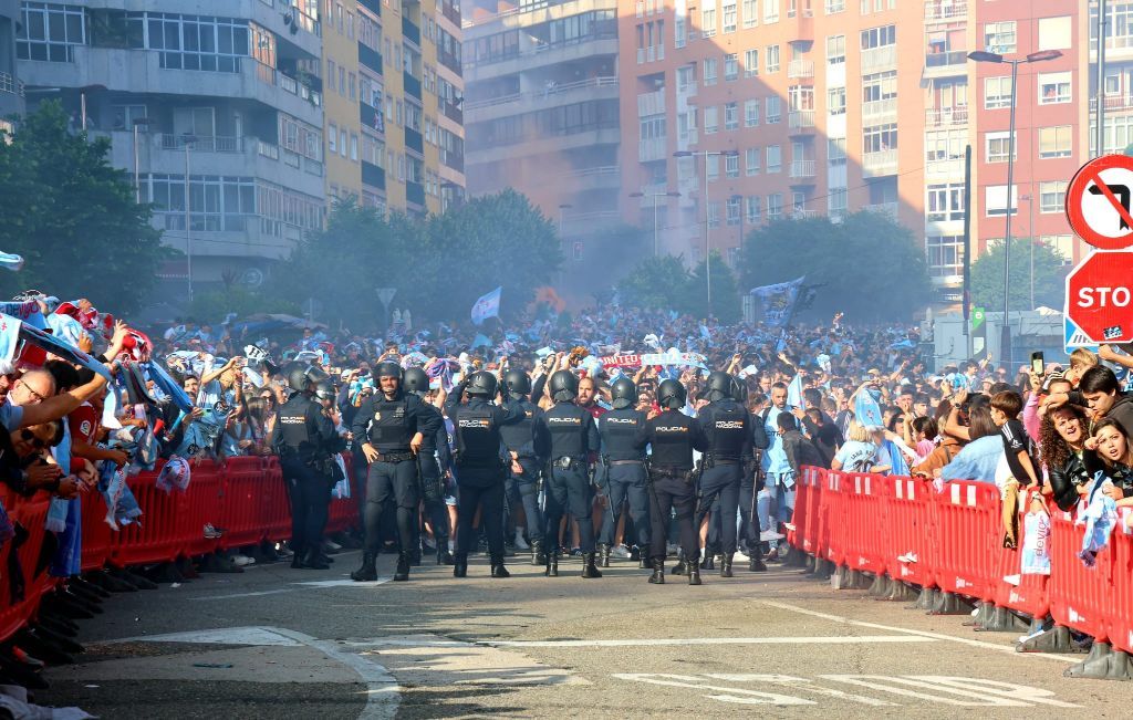 Bengalas, bufandeo y gritos: el celtismo 'lleva en volandas' a los suyos