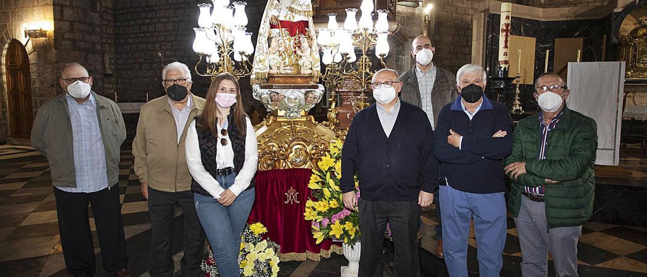 Miembros de la Cofradía y el párroco,  junto a la imagen de la Virgen restaurada. | DANI TORTAJADA