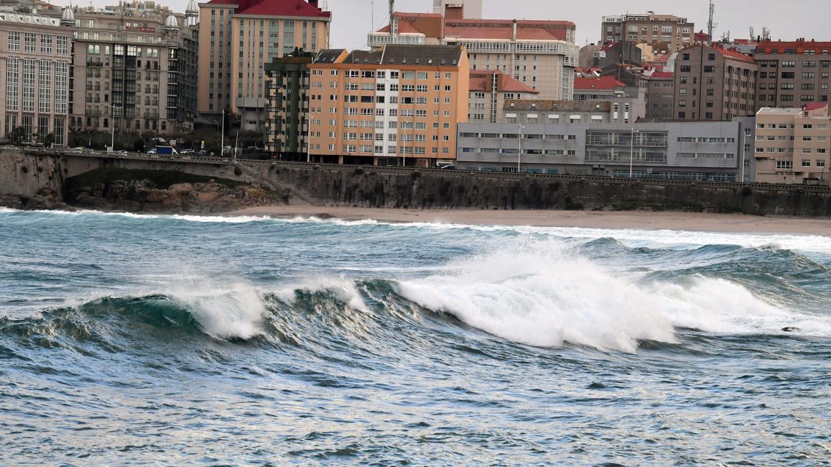 Olas ayer en la bahía coruñesa.