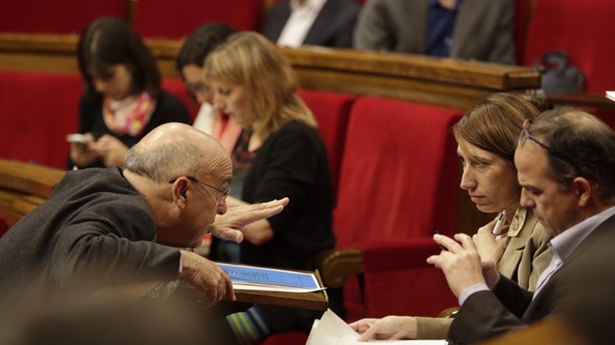 El 'conseller' de Salut, Boi Ruiz, habla con la diputada de CiU Assumpció Laïlla, junto a Jordi Turull.