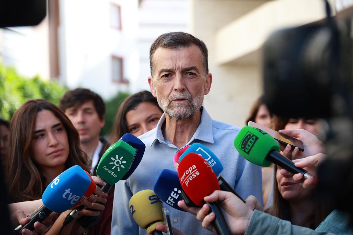 El candidato de Por Andalucía, Antonio Maíllo, atiende a los medios de comunicación tras ejerce su derecho al voto en el Colegio Salesiano Santísima Trinidad. A 17 de mayo de 2026 en Sevilla, Andalucía (España). Los candidatos a la Presidencia de la Junta de Andalucía de los principales partidos y coaliciones que concurren a las elecciones autonómicas de este domingo 17 de mayo estarán repartidos por diferentes puntos de la comunidad para ejercer su derecho al voto. 17 MAYO 2026 Rocío Ruz / Europa Press 17/05/2026. Antonio Maíllo;Rocío Ruz