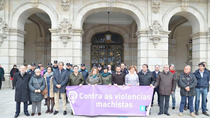 Minuto de silencio por las dos víctimas de violencia machista en Sevilla y Fuerteventura.