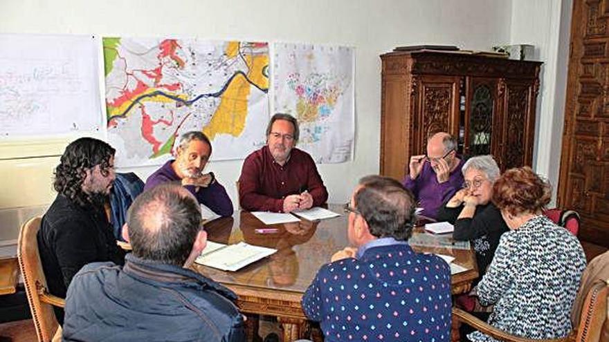 Un momento de la reunión entre miembros del equipo de Gobierno y el colectivo vecinal.