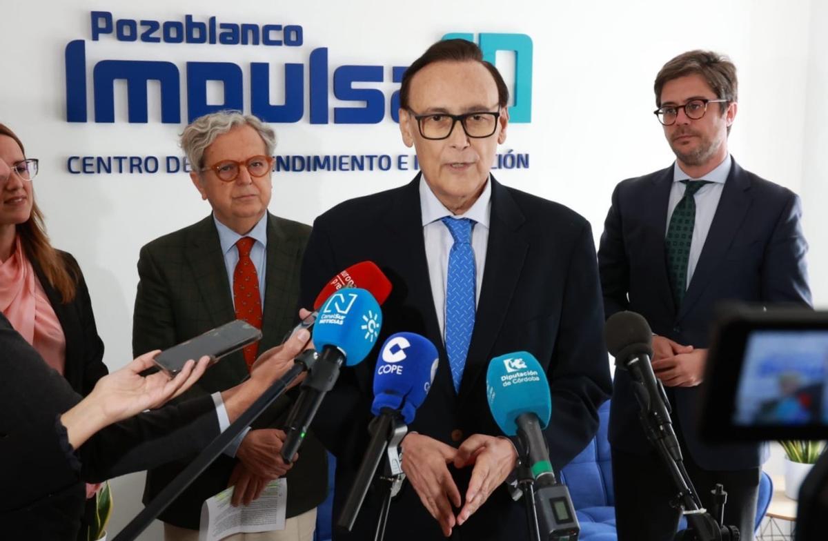 José Carlos Gómez Villamandos atiende a la prensa junto a Salvador Fuentes y Diego Copé.