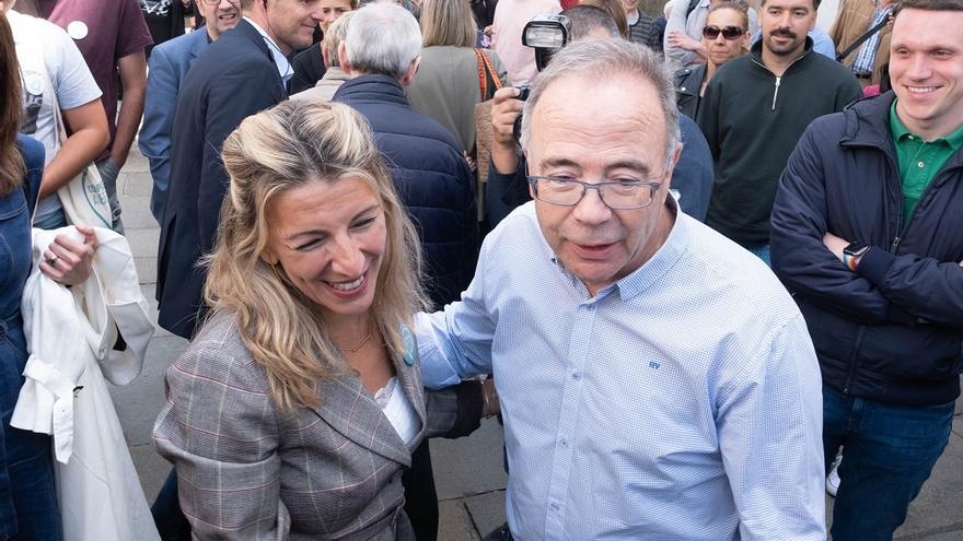 Yolanda Díaz en Santiago de Compostela junto al regidor en funciones de Santiago y candidato a la reelección, Xosé Sánchez Bugallo.