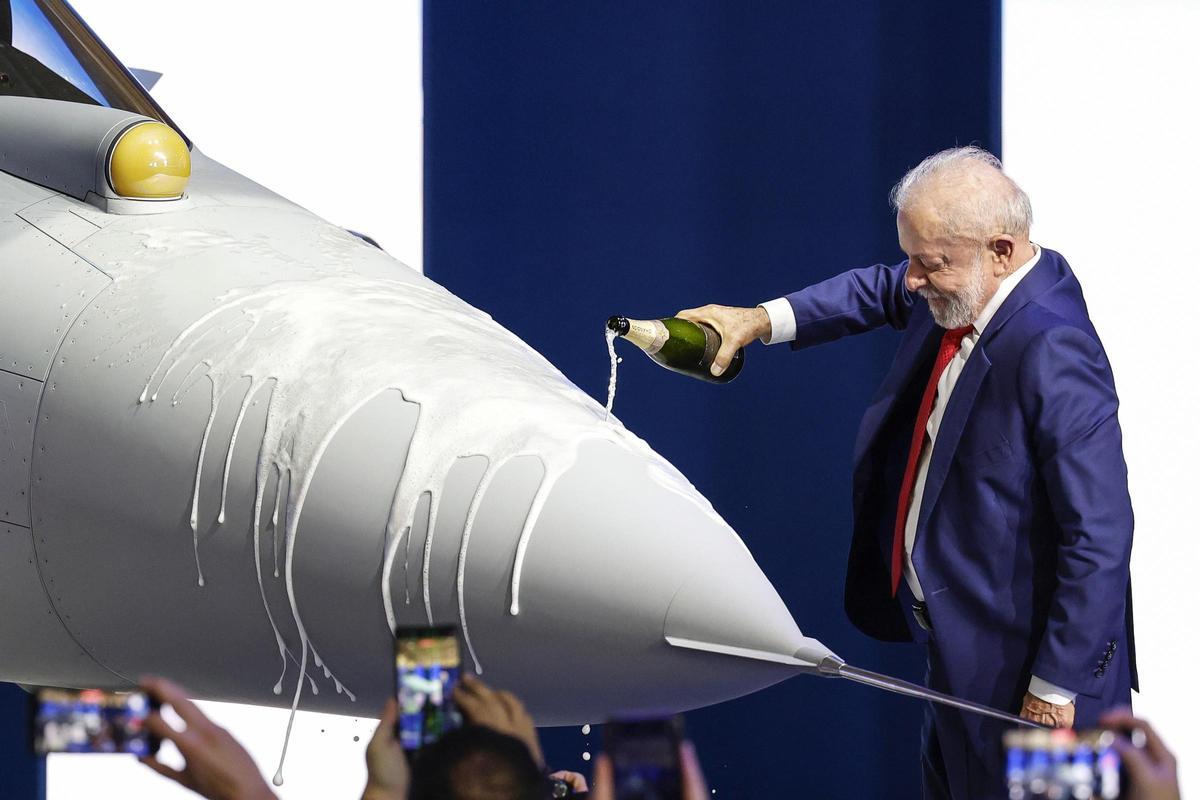 Brasil presenta el primer caza supersónico fabricado en el país como símbolo de soberanía