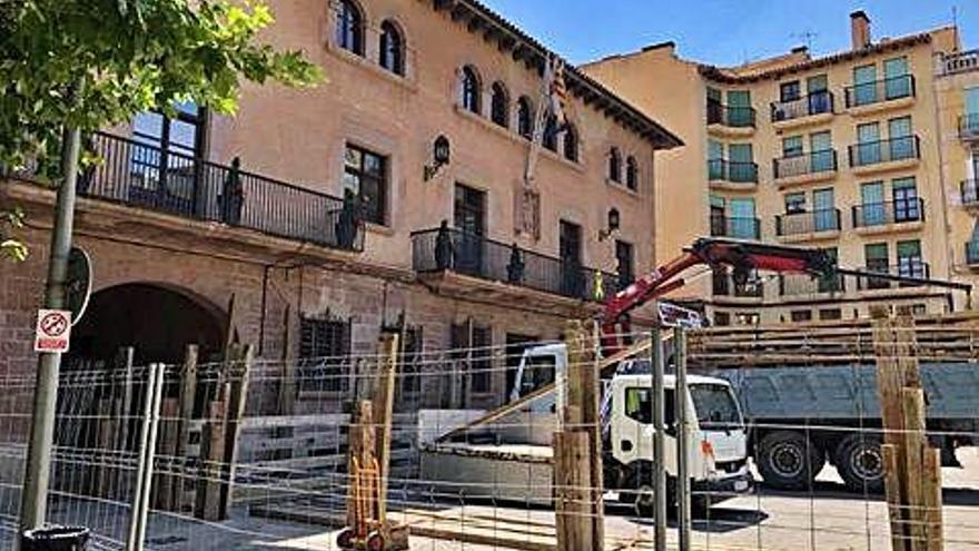 Treballs d&#039;instal·lació de la plaça de bous de Cardona