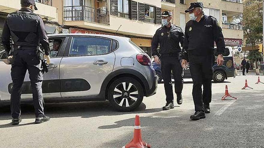 El jefe superior de Policía, Gonzalo Espino, y el comisario José Luis Santafé supervisan ayer los controles.