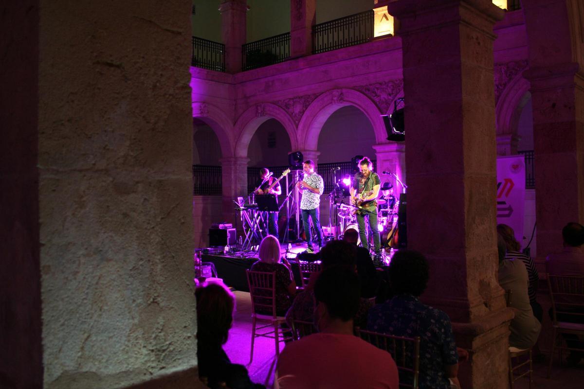 Manza durante su actuación en el claustro de la Merced.